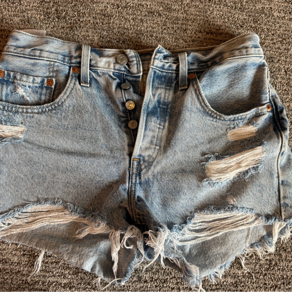 Levi’s 501 Distressed Cutoff Denim Shorts Light Wash Button Fly W27
